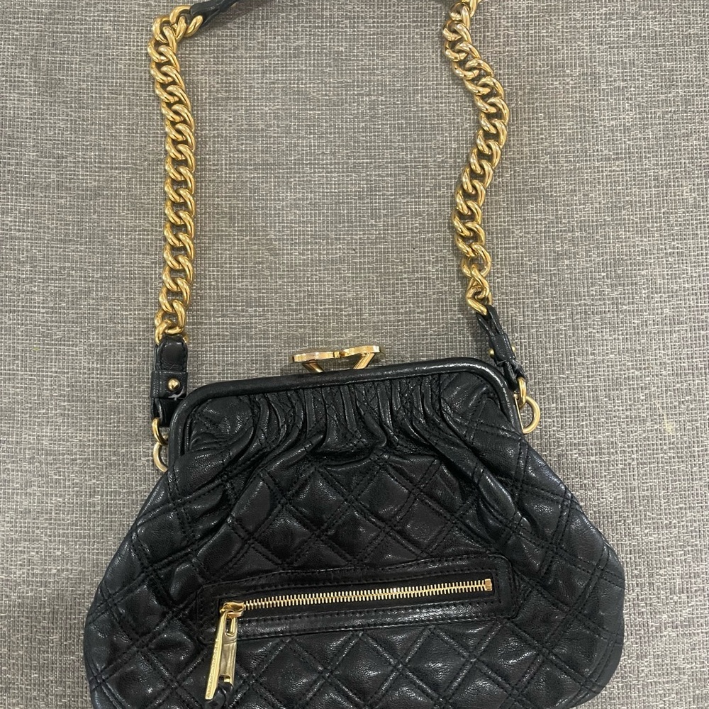 Marc Jacobs "Little stam bag" in black leather. Leather is in good condition.